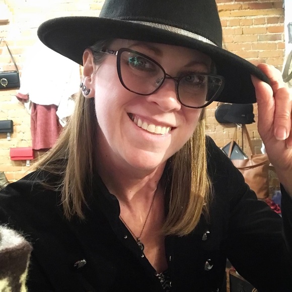 Meet Your Posher - Picture 6 of 6